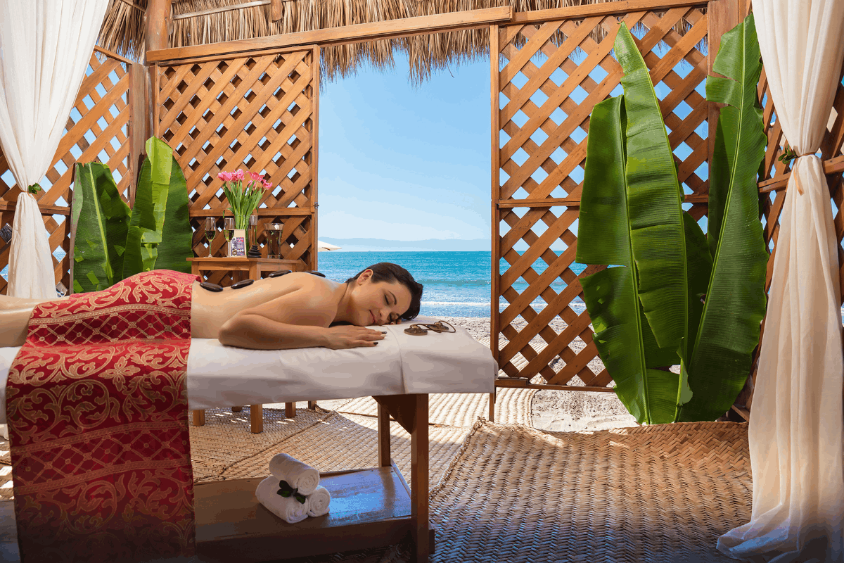 Masaje de spa frente al mar en Krystal Grand Nuevo Vallarta.
